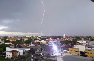 Это больше похоже на акт возмездия, молния бъёт  вниз-когда рядом есть объекты повыше. Кто то сильно нагрешил.