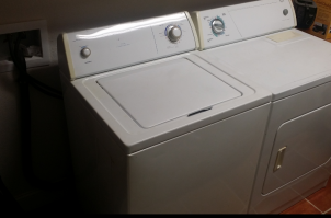 Ну небольшой дисболанс, может и есть, но это не косяк стиралки. Это косяк головного мозга пользователя, появилась какая то проблема, неустраивает что, что-то не так работает, обратись к мастерам, не доводи технику до вообще плачевного состояния. А зачем сразу вешать противовесы? Там довольно таки простая конструкция, четыре мощные пружины удерживают барабан, одна пружина лопнула или соскочила, вот бьет по стенке. А итог мы все увидели на видео. Кстати это фотка моей стиралки, если честно, непомню сколько ей лет, три раза ее ремонтировал, один раз по поводу пружины. А чувак просто не растерялся, и ..... еще раз помотрите видео.