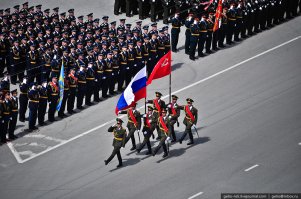 Автору респект. Фотки классные. продолжайте господин Степанов радовать нас своими фото. География Ваших фотографий обширна.  коллекции есть и Алтай, и Казань и Москва, Омск, Байкал, Латвия, Испания.Красиво. Да стены новосибирского метро украшены Вашими фото. 
на Вашем фото в коробке ВВС я узнал себя. Еще раз спасибо.