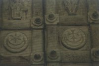 А так похоже ? 
Крест с полумесяцем и звезда с полумесяцем на дверях аббатства св. Климентина