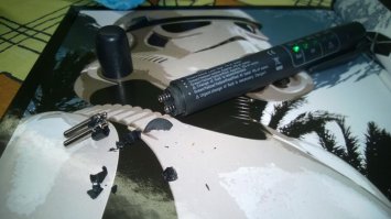 Заказывал недавно такой тестер. Мерять-то меряет но сделано из такого ужасного пластика, что он у меня развалился на пять частей когда закрывал колпачок.

Вот фотки из отзывов: