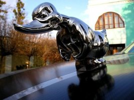 "Rubber Duck Mack"
фигурка на капоте грузовика из фильма "Конвой"