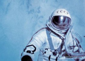 а в это время в "проклятом совке" Гагарин уже пять лет как совершил свой полет, Алексей Леонов вышел в открытый космос