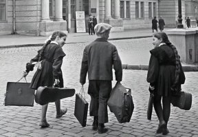 Уважаемые читатели фишек, когда Ваши папы и мамы утром проснувшись от сигналов радиоприемника, сделав зарядку под звуки советских песен льющихся из репродуктора, позавтракав куском белого хлеба с маслом и запив его чаем (каюсь, беру по памяти с себя) шли размахивая портфелем в в советскую школу,
 в "сказочно- доброй" америке, про которую так любят постить "наши либералы" вспоминая- фильм "Касабланка", хамон и ананасы, кружевные труселя, в реальности тварились не совсем такие сказки -