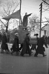 По улицам броневик возили