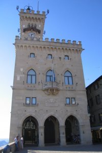 Из Римини туда удобно на экскурсию на автобусе на полдня -  на холм и обратно...
А бабки (лиры) они и до евро чеканили под носом у итальянцев :)