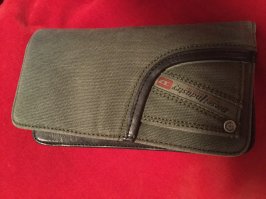 Мой подарок особой оригинальностью не отличается )). Брутальное такое портмоне, хоть молотком его бей, все выдержит))