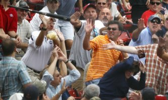 Непростая жизнь болельщиков: как не получить травму на стадионе