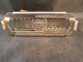 Вообще-то предназначение "штуки с красной рукояткой" это не открывание консервных банок. Это откручиватель крышек стеклянных банок и бутылок. Поворачивая ручку вы одновременно и зажимаете крышку, и откручиваете. 
П.С. Здесь каждый механизм заслужил более подробного описания.