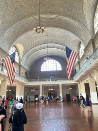 Ой, там на этом острове, в самом здании пункта, где все проходили досмотр-осмотр , столько фотографий/списков славян! Даже правила были на русском языке написаны , вполне читаемо. Есть царские рубли под стеклом и тд, от наших эмигрантов. Очень интересно посмотреть.