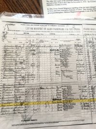 Ой, там на этом острове, в самом здании пункта, где все проходили досмотр-осмотр , столько фотографий/списков славян! Даже правила были на русском языке написаны , вполне читаемо. Есть царские рубли под стеклом и тд, от наших эмигрантов. Очень интересно посмотреть.