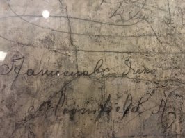 Ой, там на этом острове, в самом здании пункта, где все проходили досмотр-осмотр , столько фотографий/списков славян! Даже правила были на русском языке написаны , вполне читаемо. Есть царские рубли под стеклом и тд, от наших эмигрантов. Очень интересно посмотреть.