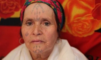 Традиционные сирийский татуировки довольно блеклые. Поэтому и не видны, наверное.