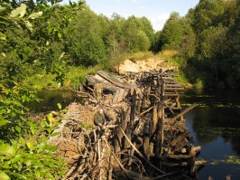 Ну, это просто аварийный мост. ВИдал я и похуже. Причем, это еще и железнодорожный.