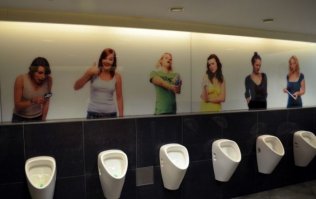 Мужской туалет в торговом Центре Палладиум в Праге