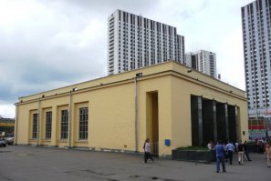 С метро автор напутал. На фото павильон нынешней станции Измайловская.
А Партизанская (Стадион им. Сталина) вот