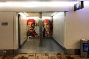 Самые красивые в Аэропорту Дели. С первого раза и не верится что это вход в туалет!