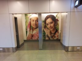 Самые красивые в Аэропорту Дели. С первого раза и не верится что это вход в туалет!