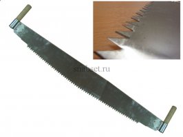 "...наблюдала за работой двух мужчин, распиливающих бревно обычной пилой... заметила, что собственно распиливание случается тогда, когда пила двигается в одну сторону. Обратное движение — трата сил вхолостую..." 
Это что за пила у них была? Наша двуручная "Дружба", например, не имеет холостого хода.