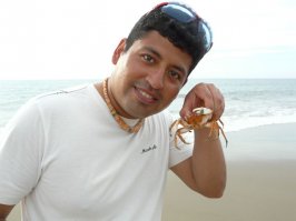 Муж с пойманным крабом. Побережье Тихого Океана, местечко Пунта Саль, Перу.