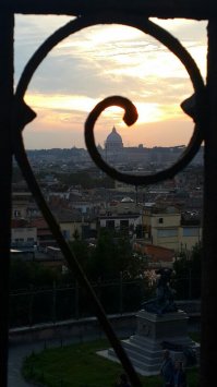 Ужос, а не цифры. Пост "езжайте к бабушке на дачу". Отпугивающий от путешествий.
Примерный бюджет моих путешествий.
1. Гонконг-Тайланд - Камбоджа-Въетнам 3 мес 4000$
2. Индия 2 мес - 3600$
3. Италия-Франция 1 мес 4000$
4. Камбоджа-Въетнам-Индонезия-Сингапур 2,5 мес 3600$
В путешествиях я не живу в мегашикарных гостиницах - 1-2 звезды. Просто в букинге или агоде ставлю рейтинг 8 и выше, низкая цена начале. Из первой десятки выбираю. Тишина, чистота, розетки, вода. Вот и все - потому что носишься по достопримечательностям. Если это пляжный отдых, то беру дом с кухней на месяц первую полосу.
 В дорогих Европах наличие кухни сильно экономит. Заказываю через airbnb. Завтрак и ужин готовлю сама. Обед в городе. Такси застревают в пробках, а шатлы из аэропорта нет. Привет, лоукостеры. Минимум багажа.
Делайте подробное домашнее задание и путешествуйте!