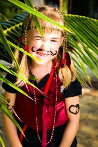 про "в плюс": в Тайланде много фрилансеров, коучеров и тд, - людей, которые там работают и живут постоянно. Я тоже решила попробовать - смогу ли я тут заработать? В Гонконге Марк 3 взяла и в Таиланде поснимала девушек, детей, мероприятия. Не то что бы это была цель- в первую очередь я приехала отдыхать. Но символические 100$ за пол-дня было приятно получить.)))