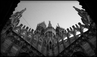 Ужос, а не цифры. Пост "езжайте к бабушке на дачу". Отпугивающий от путешествий.
Примерный бюджет моих путешествий.
1. Гонконг-Тайланд - Камбоджа-Въетнам 3 мес 4000$
2. Индия 2 мес - 3600$
3. Италия-Франция 1 мес 4000$
4. Камбоджа-Въетнам-Индонезия-Сингапур 2,5 мес 3600$
В путешествиях я не живу в мегашикарных гостиницах - 1-2 звезды. Просто в букинге или агоде ставлю рейтинг 8 и выше, низкая цена начале. Из первой десятки выбираю. Тишина, чистота, розетки, вода. Вот и все - потому что носишься по достопримечательностям. Если это пляжный отдых, то беру дом с кухней на месяц первую полосу.
 В дорогих Европах наличие кухни сильно экономит. Заказываю через airbnb. Завтрак и ужин готовлю сама. Обед в городе. Такси застревают в пробках, а шатлы из аэропорта нет. Привет, лоукостеры. Минимум багажа.
Делайте подробное домашнее задание и путешествуйте!