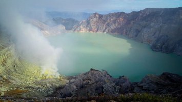 Ужос, а не цифры. Пост "езжайте к бабушке на дачу". Отпугивающий от путешествий.
Примерный бюджет моих путешествий.
1. Гонконг-Тайланд - Камбоджа-Въетнам 3 мес 4000$
2. Индия 2 мес - 3600$
3. Италия-Франция 1 мес 4000$
4. Камбоджа-Въетнам-Индонезия-Сингапур 2,5 мес 3600$
В путешествиях я не живу в мегашикарных гостиницах - 1-2 звезды. Просто в букинге или агоде ставлю рейтинг 8 и выше, низкая цена начале. Из первой десятки выбираю. Тишина, чистота, розетки, вода. Вот и все - потому что носишься по достопримечательностям. Если это пляжный отдых, то беру дом с кухней на месяц первую полосу.
 В дорогих Европах наличие кухни сильно экономит. Заказываю через airbnb. Завтрак и ужин готовлю сама. Обед в городе. Такси застревают в пробках, а шатлы из аэропорта нет. Привет, лоукостеры. Минимум багажа.
Делайте подробное домашнее задание и путешествуйте!