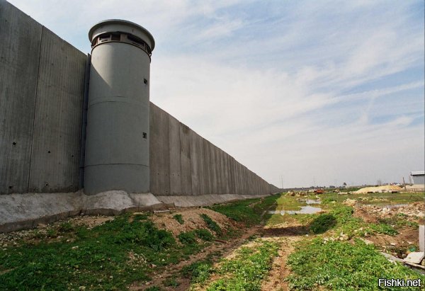 Этот заборчик с трудом можно назвать преградой, вот где действительно стена так стена, это в Израиле от Палестины