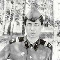 Сергей Зверев служил в армии, командовал взводом, дослужился до старшего сержанта. Его ещё и с 23 февраля вполне обоснованно поздравить можно