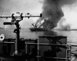 Больше всего мне понравилось у автора -
"«Сюркуф» оказался единственным французским кораблем, команда которого попыталась оказать вооруженное сопротивление, в результате инцидента погибли два британских офицера и матрос, а также французский мичман."
 Это настолько дикая ЛОЖЬ, что возникает подозрение, что весь пост изначально ради нее и создавался. Любой человек (даже если он не посещал уроки Истории в школе, может открыть хоть википедию и прочитать общеизвестные факты -
  Эскадра Сомервилла находившаяся в 14 км на норд-норд-вест от Мерс-Эль-Кебира (тем самым выбрав удачное направление) буквально расстреляла стоявшие в ряд у мола французские корабли. Линкор «Бретань» взорвался и затонул, а линкоры «Прованс» и новейший «Дюнкерк» получили сильные повреждения и были вынуждены приткнуться к берегу. Сильные повреждения получил также и лидер «Могадор». Новейшему линкору «Страсбург» удалось сняться с якоря и уйти вместе с остальными лидерами в Тулон.
 
   За два дня французы потеряли погибшими 1297 человек, около 350 было ранено. Потери британцев составили 6 самолётов и 2 лётчика.
 
P.S. В общей сложности англичане, проведя серию операций УБИЛИ более 3000 французов, тех кого пленили и кто после ТАКОГО отказался сотрудничать с англичанами -держали до конца войны в КОНЦЛАГЕРЯХ. Это все , что вам читатели надо знать об отношении англичан к СОЮЗНИКАМ!