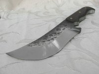 Хотя кому-то нравятся вещи как бы с изъянами,показывающими ручное изготовление типа:

Видел где-то нож со ступенчатой обработкой по клинку-от простого кованного железа у рукояти до зеркала у жала клинка.Смотрится отпадно.Но фото не могу найти.