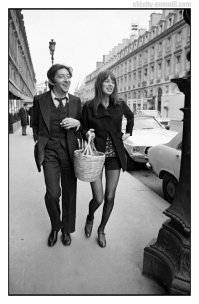 На фото точно не Джейн Биркин. У Биркин кривые ноги О-образной формы, а у девушки на фото скорее Х-образной. Давно заметила, напишут от балды, а вы хавайте, уважаемые читатели)