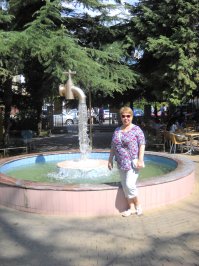 Вот такой же фонтан в Лазаревском - здесь установлена вэб-камера, и приветы родным передаются на фоне этого фонтанчика. Одно из моих любимых мест)