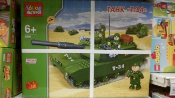 Да, на текучке заё- или неё- анные люди попутать могут - и понять и простить можно. Скажем на плакате к 9 мая, где лётчики люфтваффе в кабине бомбардировщика - тут и из мужиком мало кто подвох почует. Но ведь есть масса не "текучки", вот сам в Ашане снимал
- Абрамс с красной звездой и надписью Т-34
- Т-34 с названием "Тигр"