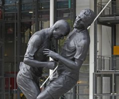 А он ещё потом и книгу про это написал!)) вот жучара! А этому "удару" даже памятник (!!) поставили в Париже))А вообще, та сборная Франции - была моейлюбимой.Бартез, Зидан,Анри,Трезеге...