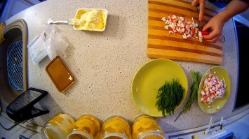 И чтоб с любовью... "Целую 200-граммовую упаковку крабовых палочек...")))