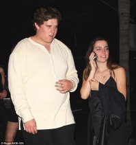 Вот этот, б**ть, кусок сала сын семикратного обладателя титула "Мистер Олимпия"??? Человека, который толпы народу одним своим выцветшим плакатом отправил в спортзалы?Это <span style='color:gray'>[мат]</span>, уважаемая редакция. 
P.S. Просто для сравнения - на фотке Арнольду 20 лет