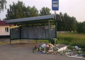 У нас в деревнях остановки зачастую используются местными жителями как место для посиделок и возлияний. Так, что если бы этот дизайнер сотворил подобный уют в нашей деревне, то красоты хватило бы минут на 15.
На фото остановка не из глубинки, а из вполне себе благополучного Одинцовского района Московской области.