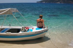 Закинф - это вообще рай. Он небольшой, но там можно отдохнуть не только на пляже. Вот такие лодки с достаточно мощным мотором "Ямаха"дают в аренду в местечке Кери. 40 е . 6 часов. 60 е. на весь день. В Аликесе дают более серьезные катера. Но это дороже. 100 - 150 е. за 6 часов. Права не нужны.
Прокат квадров 12 - 15 е. в сутки. Движение на острове процентов на 50 состоит из них.
Прокат тачек начинается от 25 е. в сутки.
И еще. На острове находится пляж ( Навахио), который входит в десятку красивейших пляжей мира. 
Я объехал всю Грецию, но лучше места не нашел. 
И недорого. Двухкомнатный номер в гостинице, стоящей на пляже - 140 000 на четверых на 14 дней. Это включая перелет, визы, страховки, трансфер.