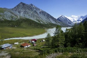 Горный Алтай. Метеостанция на озере Аккем у подножья г. Белуха.