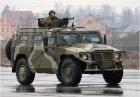 Как с таким клиренсом и расстоянием между осями он будет преодолевать военное бездорожье?! Сдаётся мне это понтовая машина для мажоров "под миллитари", а не боевой вездеход... В боевой вездеход закладываются совсем другие требования.