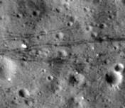 Если смотреть в реальном масштабе, то колея "Ровера" сопоставима с размером кратеров. То есть "Ровер" в ширину был не менее 20-30 метров. Фотошоп, однако!