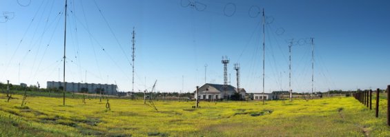 Больше на антенные поля похоже, чем на метеостанцию.