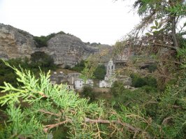 На Чуфут-Кале через территорию Успенского монастыря