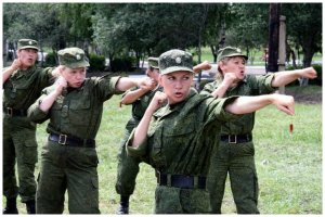 Во время удара,подбородок должен быть к груди прижат,а свободная рука челюсть прикрывать...и голову надо с линии атаки уводить...на прямых ногах стоять нельзя...кулак не все доворачивают,и ещё куча мелких ошибок...дилетантки б.л.я,показуха и только...