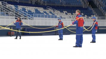 Я не знаю как по другим пунктам, не историк хоккея, но три пункта являются кристаллическим бредом и информацией человека, вообще не представляющего как устроен ЛДС (построил катков достаточно за жизнь):

- Из-за того, что толстый лёд мешает скоростному скольжению, на хоккейном катке его заливают на 7,6-10 см. - это уже не лёд, а лужа, такое бывает на катках, где вообще им не занимаются, типа военных, цифра в разы меньше. Чем тоньше лёд, тем лучше, в частности скольжение и оно зависит от температуры льда и качества воды, а не от толщины. А под фигурное катание и особенно под кёрлинг нужно особенно покорячиться.

- На заливку льда хоккейного катка требуется 30-60 тонн воды. - на заливку катка уходит намного больше воды, даже на минимальный слой, для канадских арен меньше, для олимпийских больше, указанного количества с учётом испарения и технологии и на половину рабочего слоя не хватит. 

- Ресурфейсер – машина для восстановления поверхности льда хоккейного катка. Её ещё принято называть «ледовым комбайном». За год такая машинка «накручивает» до 2000 миль. - а потом их десятилетние продают с пробегом 12 000 км - всё зависит от частот заливки и профессианализма команд, у КХЛ она в день накручивает по 320 км, что в год до 120 000 км. Для справки: комбайн заливает лёд (делает его гладким) между периодами и строгает его таким огромным двуручным мечом когда нужно уменьшить его толщину, но то народу не показывают.

Пишут, сами не знают что пишут, заливал катков лично из шланга десятками, мерзейшая работа, холодно, мокро, кашляешь и не по статусу, но некому было доверить, кого не поставишь уткнётся в смартфон и косячит, пришлось пару раз вспомнить молодость.