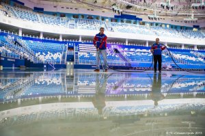 Я не знаю как по другим пунктам, не историк хоккея, но три пункта являются кристаллическим бредом и информацией человека, вообще не представляющего как устроен ЛДС (построил катков достаточно за жизнь):

- Из-за того, что толстый лёд мешает скоростному скольжению, на хоккейном катке его заливают на 7,6-10 см. - это уже не лёд, а лужа, такое бывает на катках, где вообще им не занимаются, типа военных, цифра в разы меньше. Чем тоньше лёд, тем лучше, в частности скольжение и оно зависит от температуры льда и качества воды, а не от толщины. А под фигурное катание и особенно под кёрлинг нужно особенно покорячиться.

- На заливку льда хоккейного катка требуется 30-60 тонн воды. - на заливку катка уходит намного больше воды, даже на минимальный слой, для канадских арен меньше, для олимпийских больше, указанного количества с учётом испарения и технологии и на половину рабочего слоя не хватит. 

- Ресурфейсер – машина для восстановления поверхности льда хоккейного катка. Её ещё принято называть «ледовым комбайном». За год такая машинка «накручивает» до 2000 миль. - а потом их десятилетние продают с пробегом 12 000 км - всё зависит от частот заливки и профессианализма команд, у КХЛ она в день накручивает по 320 км, что в год до 120 000 км. Для справки: комбайн заливает лёд (делает его гладким) между периодами и строгает его таким огромным двуручным мечом когда нужно уменьшить его толщину, но то народу не показывают.

Пишут, сами не знают что пишут, заливал катков лично из шланга десятками, мерзейшая работа, холодно, мокро, кашляешь и не по статусу, но некому было доверить, кого не поставишь уткнётся в смартфон и косячит, пришлось пару раз вспомнить молодость.