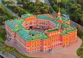 Существует две версии, объясняющие красноватый цвет "дворца Святого Михаила": 
версия первая - по преданию, однажды одна из придворных дам, являющаяся фавориткой императора Павла I, явилась на бал в перчатках этого цвета и одну из них случайно обронила, а Павел I подобрал эту перчатку и послал ее в образец составителю краски; 
версия вторая - окраска Михайловского замка объясняется традиционным цветом Мальтийского ордена, Великим магистром которого являлся сам император. 
А проект дворца был разработан Василием Ивановичем Баженовым, строительством же руководил итальянец Винченцо Бренна, который долгое время ошибочно считался автором проекта.