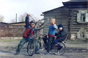 > "Бийская молодежь и её развлечения"
--
и слава Богу что не сидят прилипшие к компьютеру или планшету/смартфону!